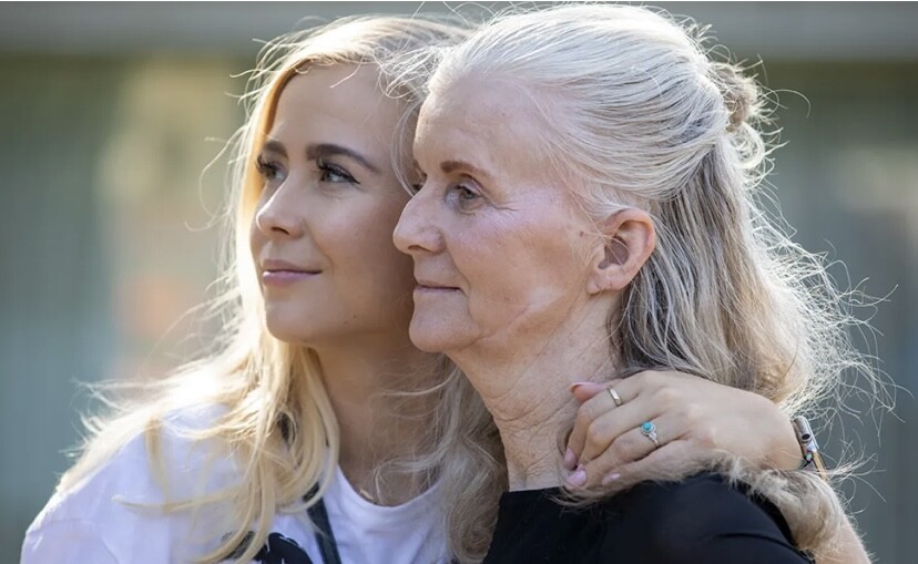 Twee vrouwen met een arm om de schouders