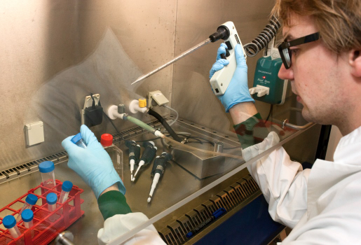 Onderzoeker aan het werk in een laboratorium