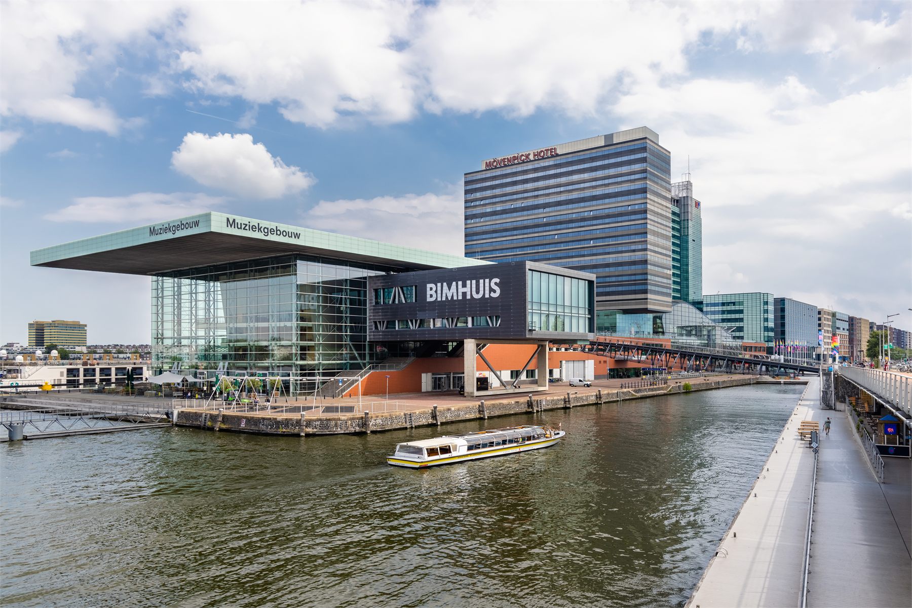 Werkplek van Donation Company in het Muziekgebouw aan het IJ